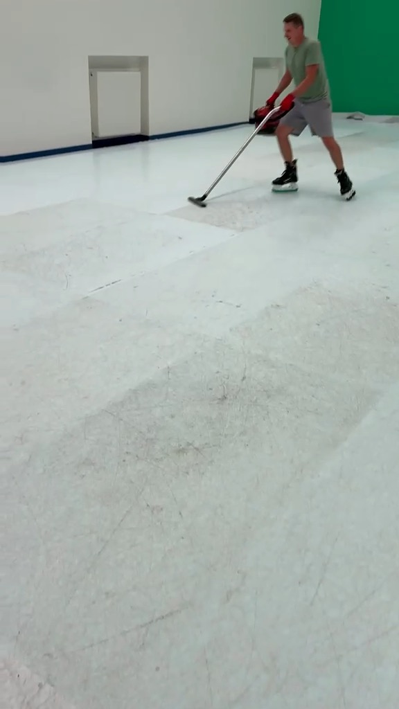 Erster Test mit Stock und Puck auf den verlegten Bodenflächen in Buštěhrad