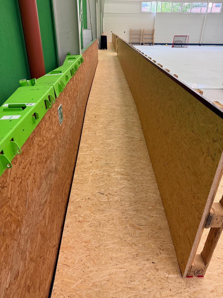 Langer Seitenweg zwischen Hallenwand und neuer Bandenstruktur in Buštěhrad