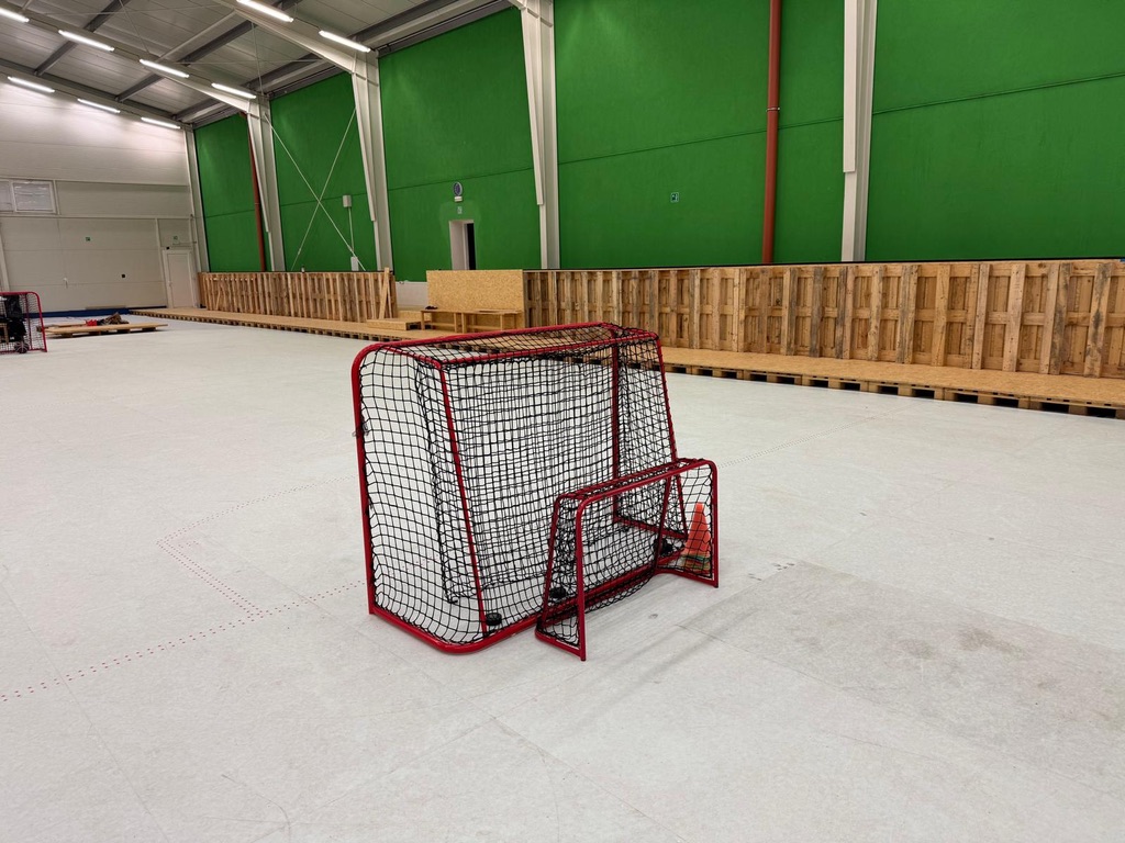 Hockeytor auf der neuen Spielfläche in Buštěhrad