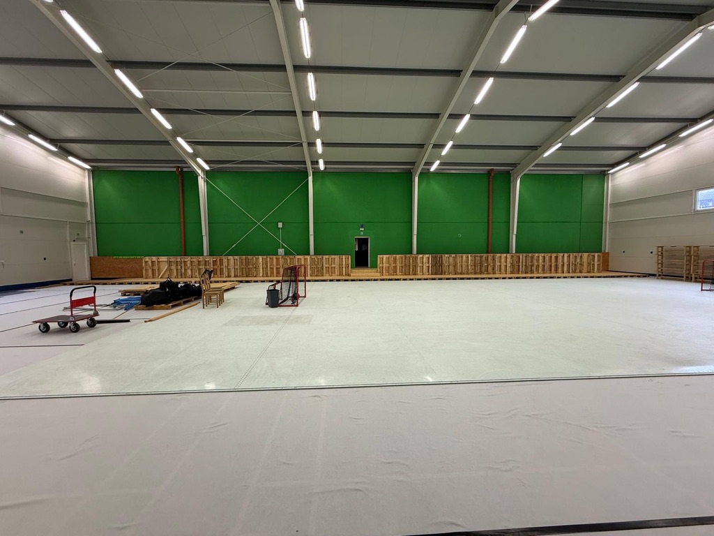 Gesamtansicht der Spielfläche und der wachsenden Bandenstruktur in Green X Arena Buštěhrad