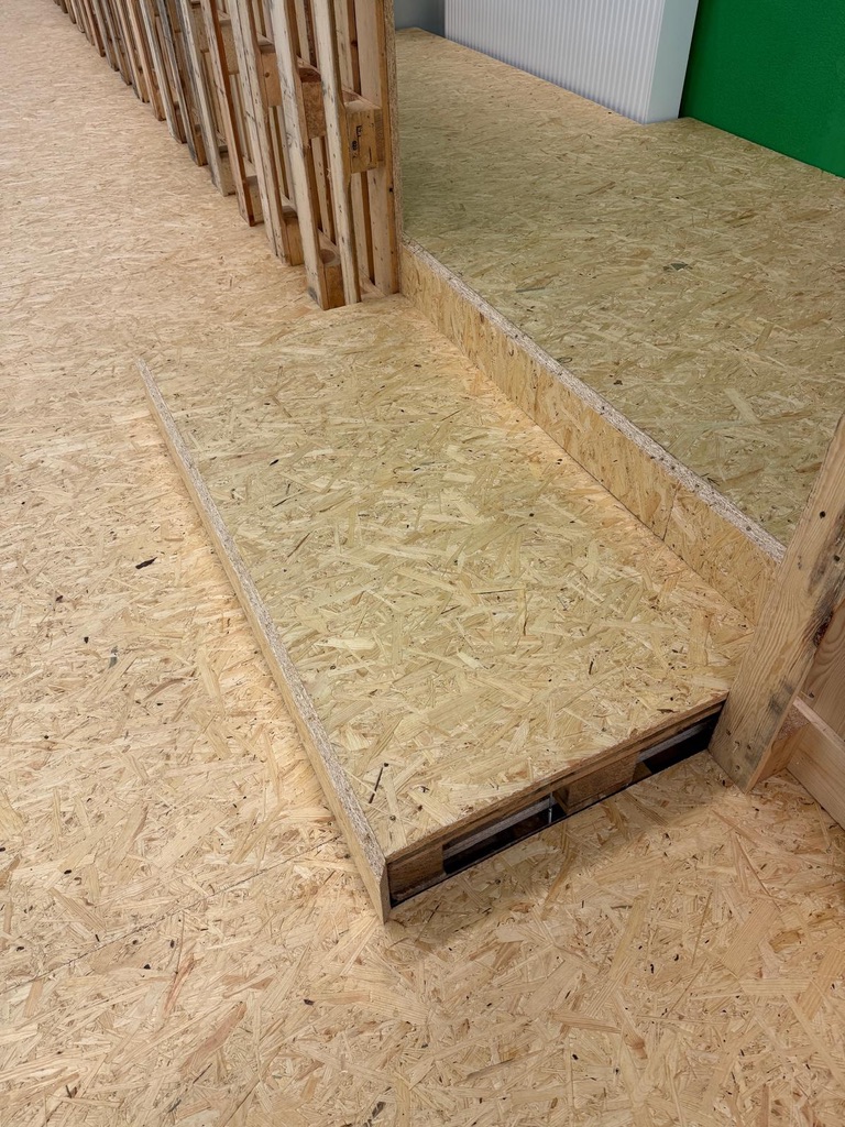 Detail der erhöhten OSB-Plattform am Spielfeldrand