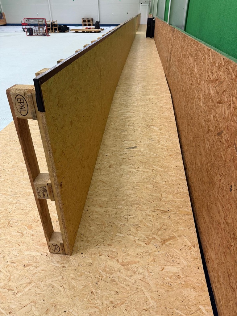 Neu aufgebauter Laufweg aus OSB-Platten entlang der Spielfläche in Buštěhrad