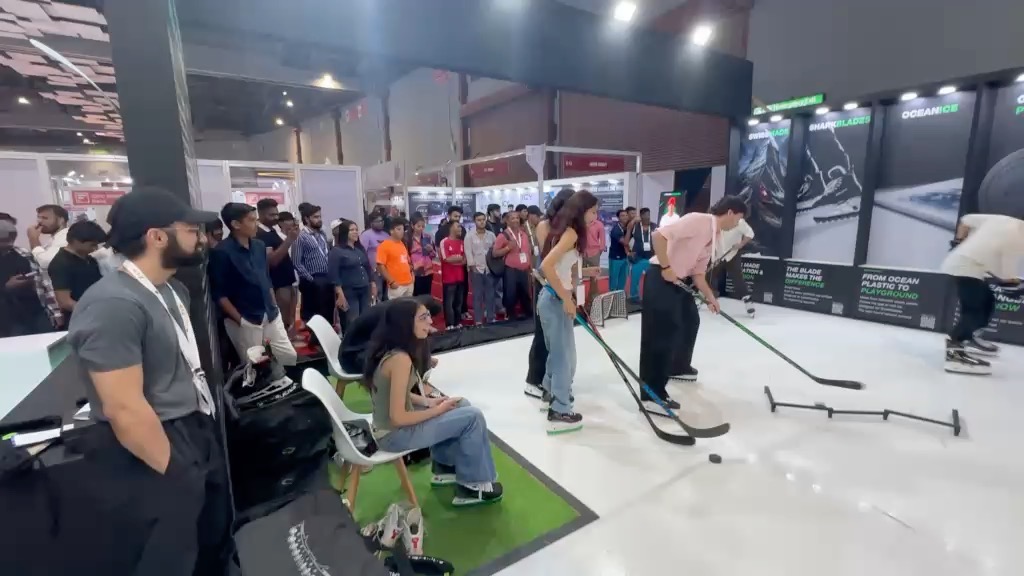 Besucher testen Green Hockey und OCEANICE auf der Messe in New Delhi